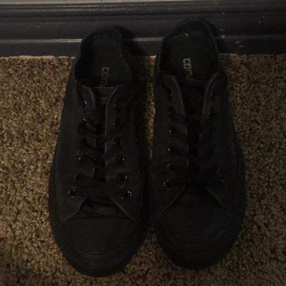 Black converse - Picture 1 of 1